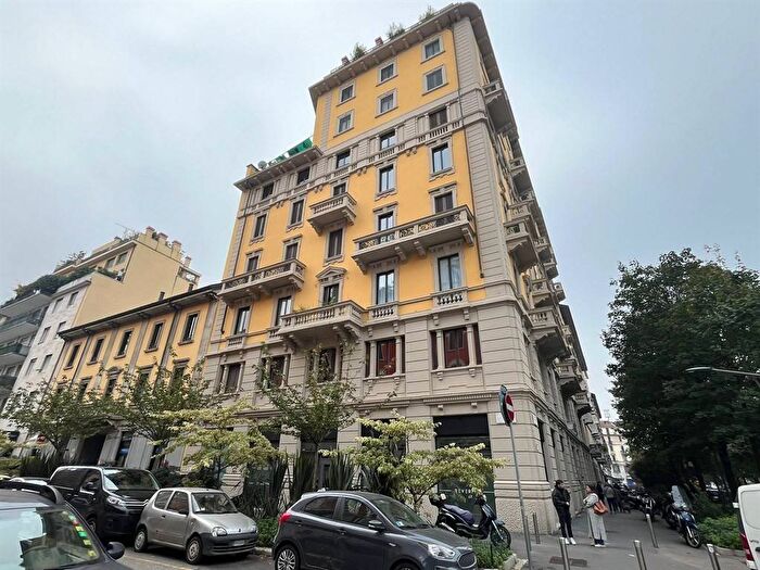 Appartamento trilocale in affitto in Via Tiraboschi, Porta Romana Medaglie d'Oro, Milano