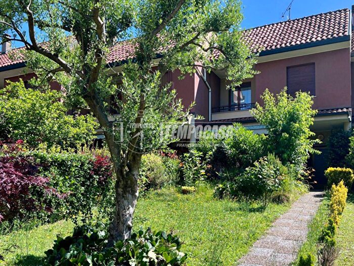 Casa quadrilocale in affitto in Via isonzo, Usmate, Usmate Velate