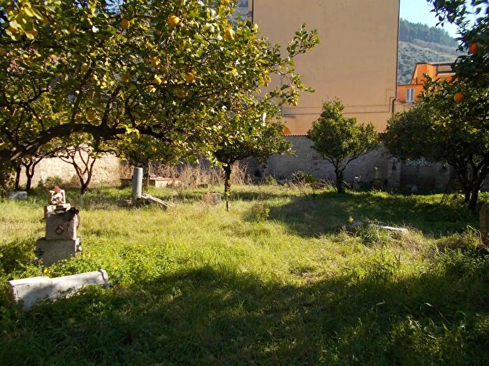 Casa con 20 locali in vendita in San Felice A Cancello