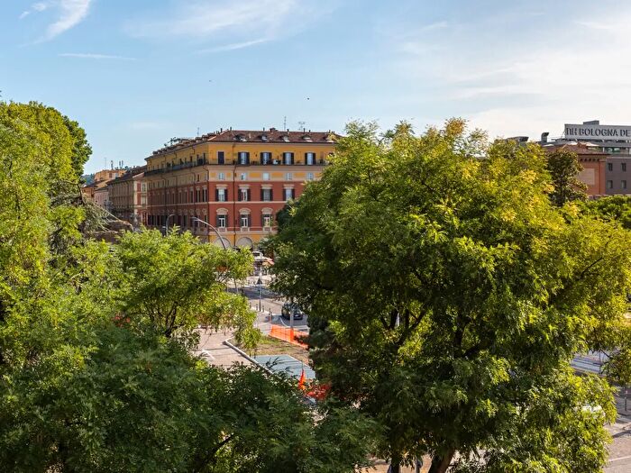 Appartamento con 9 locali in vendita in Viale Angelo Masini, Bologna