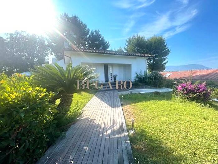 Casa con 8 locali in vendita in Numana