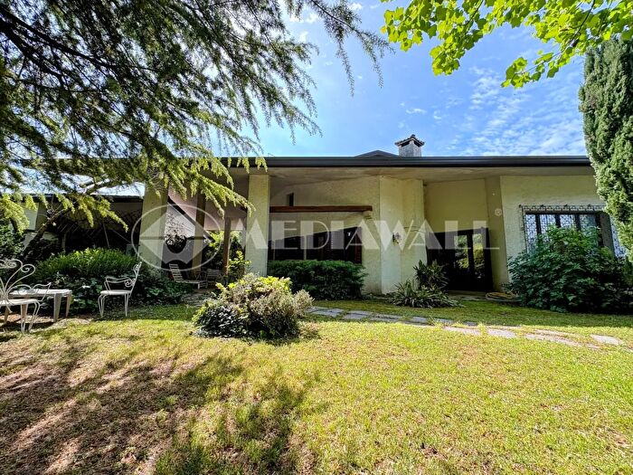 Casa con 8 locali in vendita in Roveredo In Piano