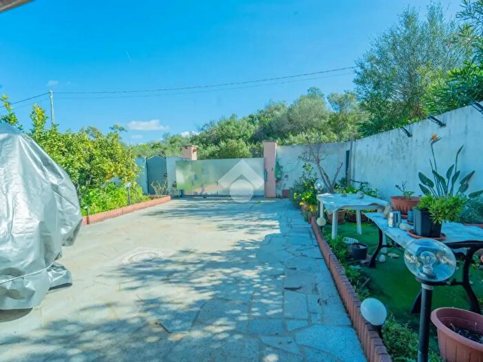 Casa quadrilocale in vendita in Via delle Attinie, Olbia