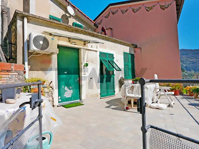 Casa con 6 locali in vendita in Via Terrile, Uscio