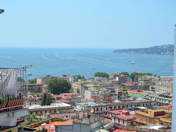 Appartamento trilocale in affitto in Piazzetta San Carlo alle Mortelle, Chiaia, Napoli