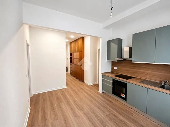 Appartamento trilocale in vendita in Via Monte Lungo, Milano