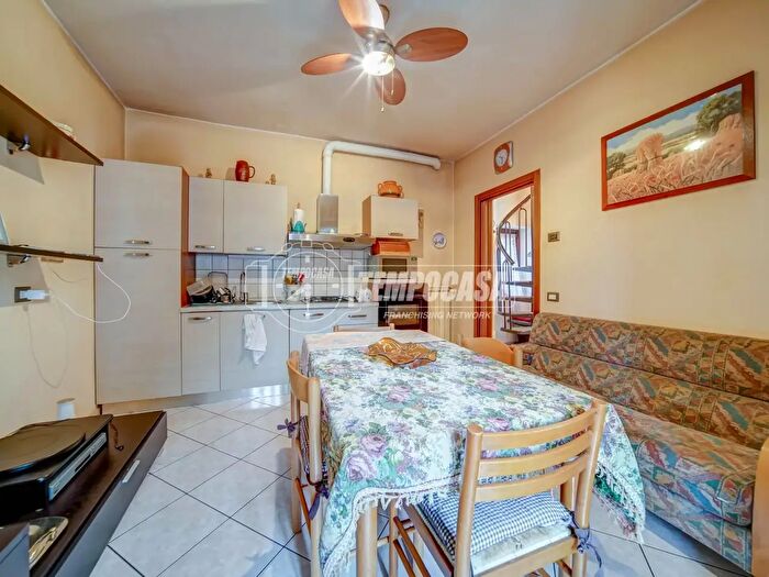 Casa bilocale in vendita in Via Roma, Carnago