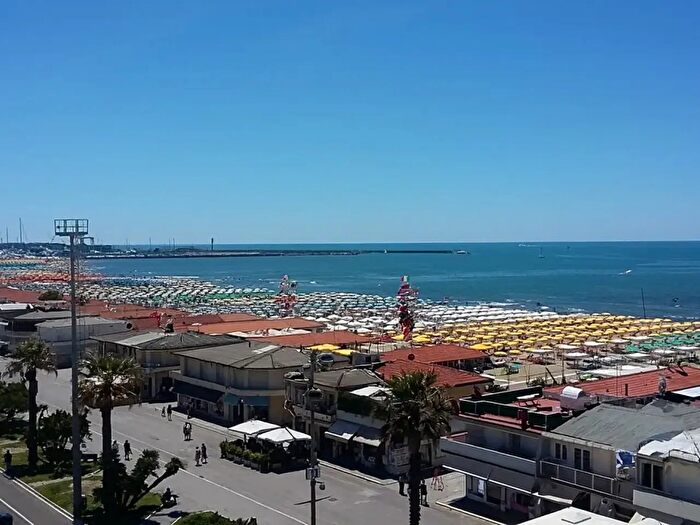 Appartamento con 6 locali in vendita in Viale Giosuè Carducci, Viareggio