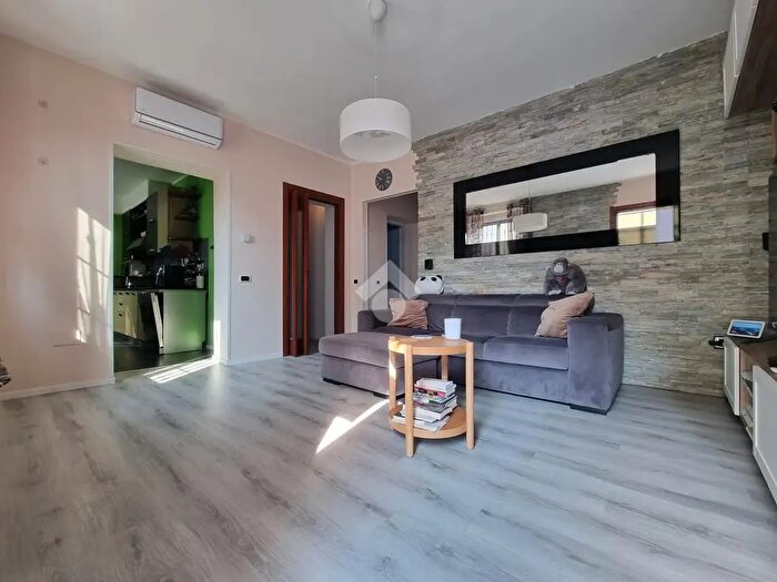 Appartamento trilocale in vendita in Via Cesare Battisti, Carugate