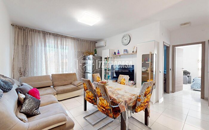 Appartamento trilocale in vendita in Via Petrarca, Cogliate