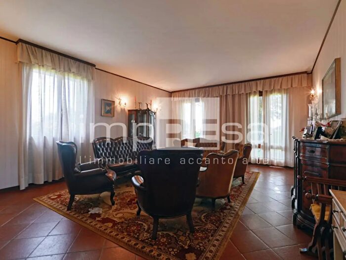Casa con 10 locali in vendita in Paese