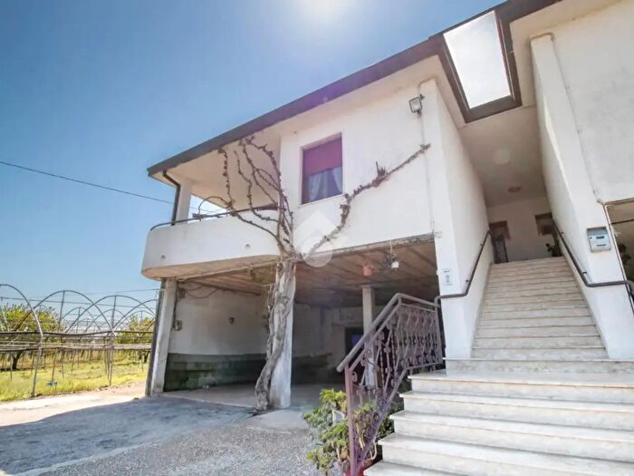 Casa quadrilocale in vendita in Contrada Cappellini, Ortona