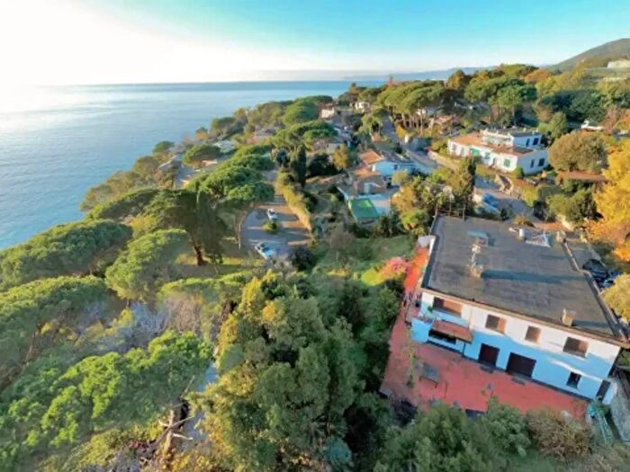 Appartamento quadrilocale in vendita in Via dei Pini dAleppo, Varazze