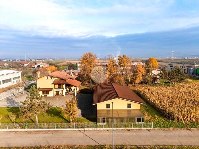 Casa con 9 locali in vendita in Regione Bevilacqua, Narzole