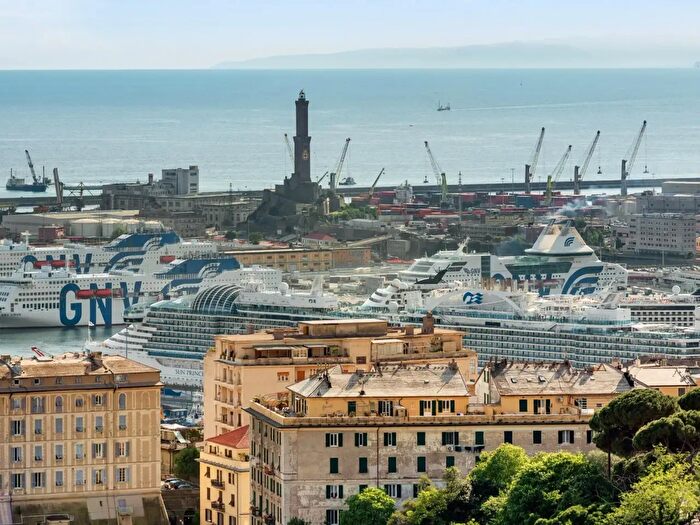 Appartamento con 6 locali in vendita in Via Fossato di San Nicolò, Genova