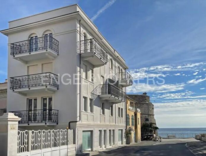 Appartamento trilocale in vendita in Piazza San Francesco, Alassio