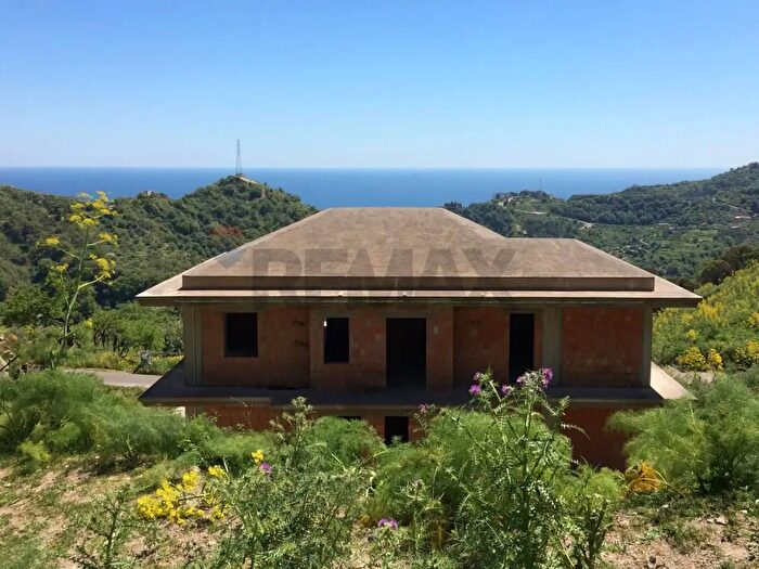 Casa con 8 locali in vendita in Sp Snc, Gallodoro