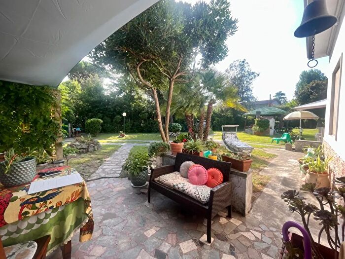 Casa con 7 locali in vendita in Massa