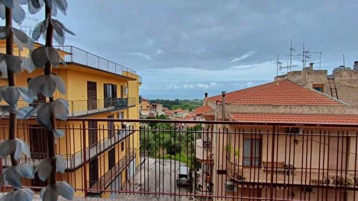 Appartamento trilocale in vendita in Via Pugliatti, Capri Leone