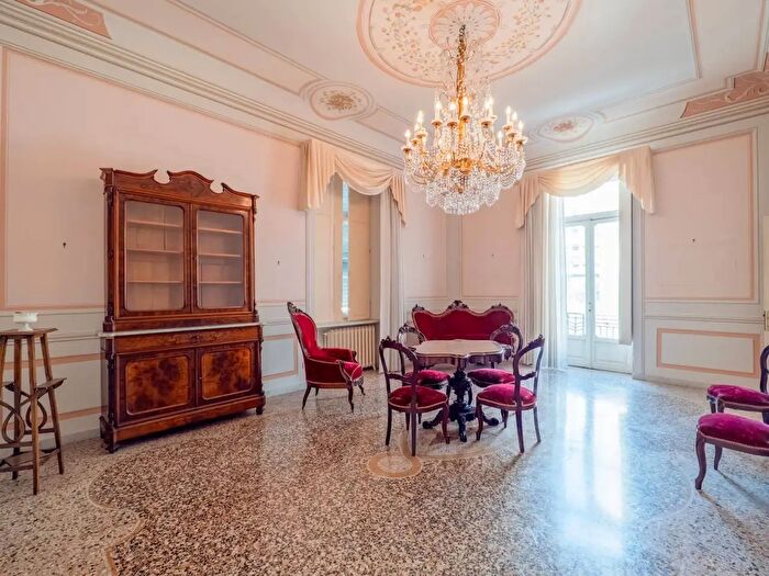 Appartamento con 8 locali in vendita in Via Paleocapa, Savona