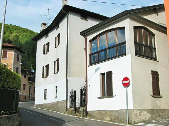 Casa con 6 locali in vendita in Piazza Andrea Andreetti, Centro Valle Intelvi