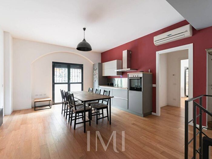 Appartamento trilocale in affitto in Via Pietro Custodi, Corso San Gottardo, Milano