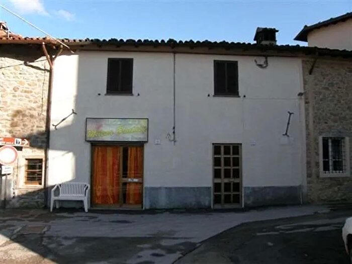Appartamento con 6 locali in vendita in Via, Camporgiano