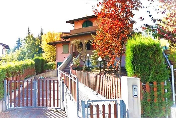 Casa con 8 locali in vendita in Via Brenta, Serramazzoni
