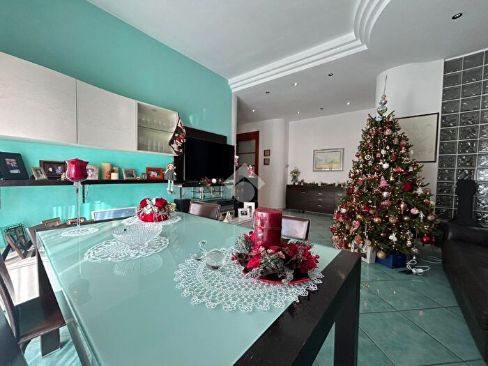 Appartamento trilocale in vendita in Via Rocco Galdieri, Salerno