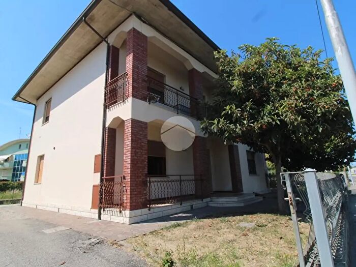 Casa con 6 locali in vendita in Via Consolare, Bertinoro