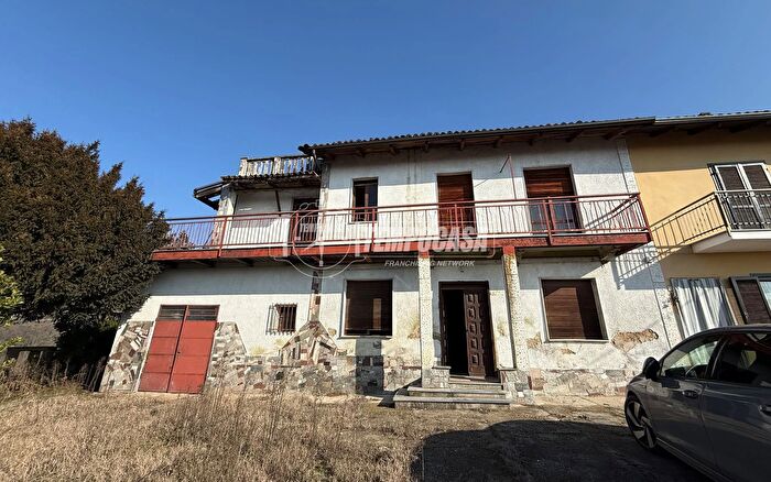 Casa con 8 locali in vendita in Via Serra Cora, Monale