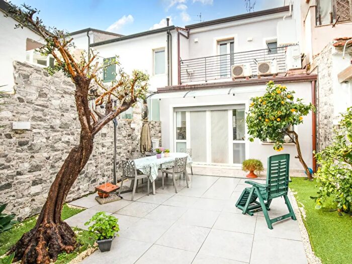 Casa con 6 locali in vendita in Via Pucci, Viareggio