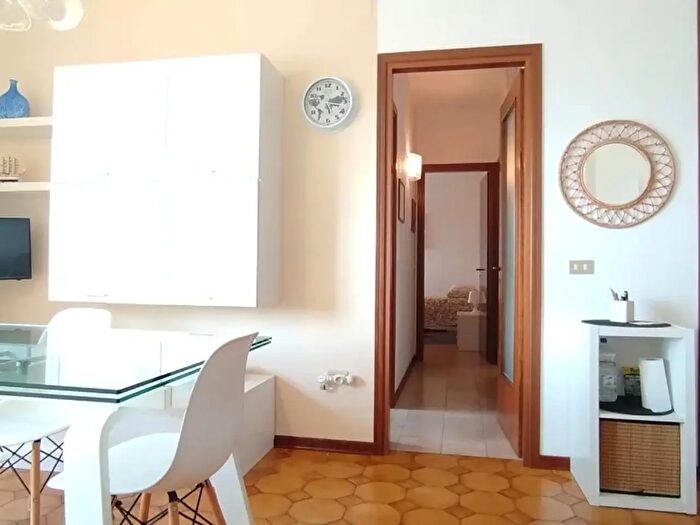 Appartamento trilocale in vendita in Via Novara, Viareggio