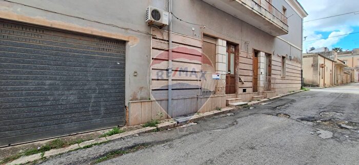 Casa con 12 locali in vendita in Via Bellini, Rosolini