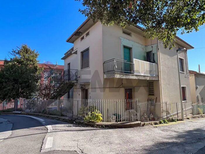 Casa con 7 locali in vendita in Via Michelangelo, Osimo