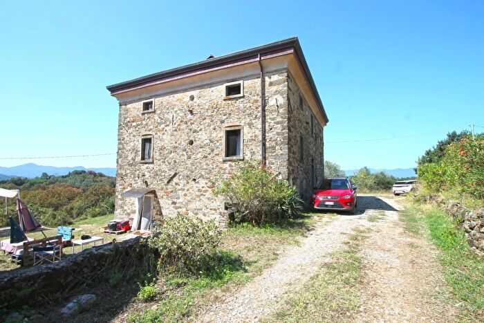 Casa con 12 locali in vendita in Fivizzano