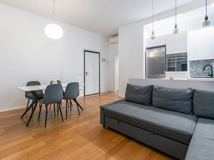 Appartamento trilocale in affitto in Via Federico Confalonieri, Isola, Milano