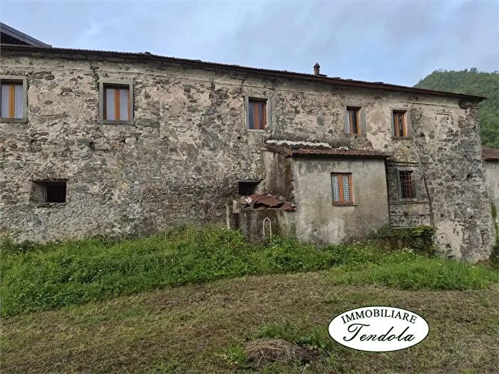 Casa con 7 locali in vendita in Tresana