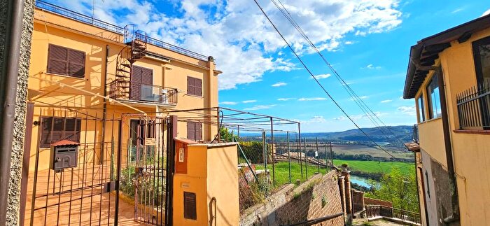 Casa con 8 locali in vendita in Torrita Tiberina