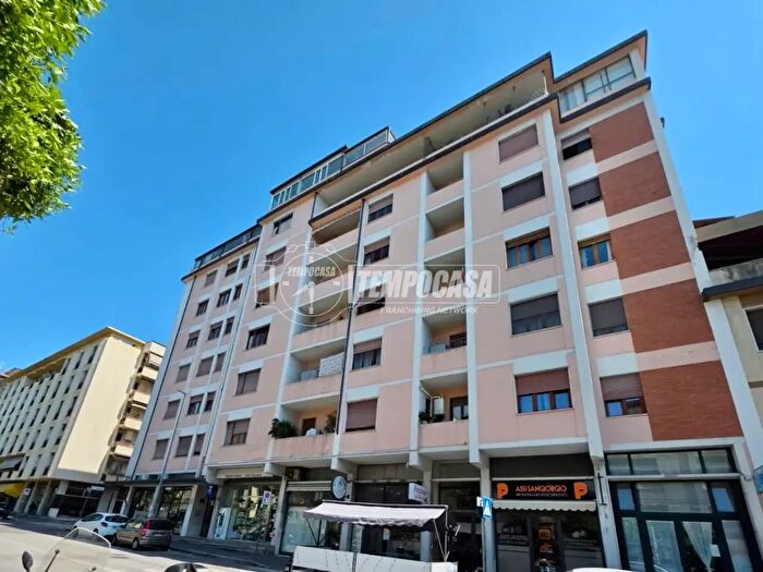 Appartamento con 5 locali in vendita in Via Enrico Fermi, Massa