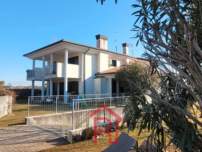 Casa con 7 locali in vendita in Fontanafredda