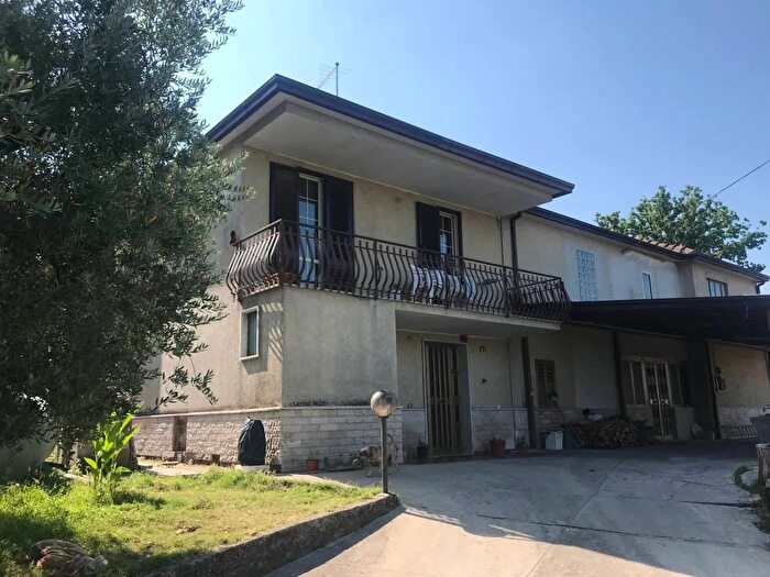 Casa con 11 locali in vendita in Strangolagalli