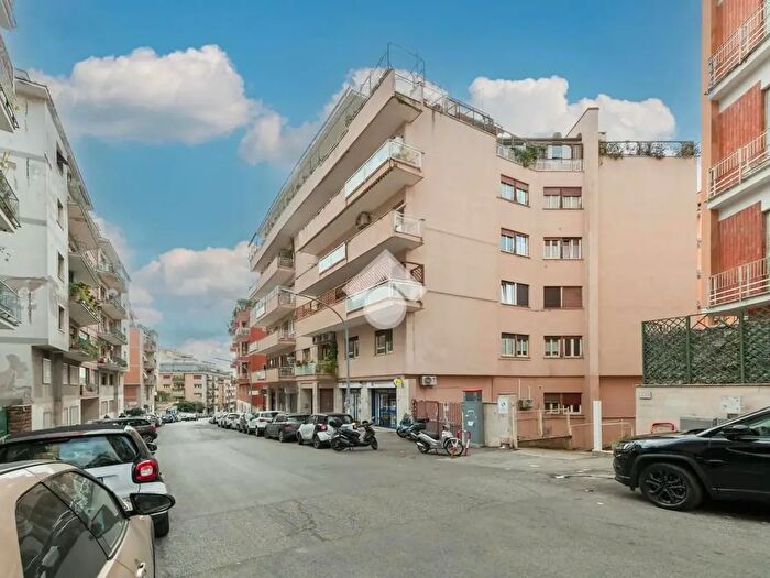 Appartamento quadrilocale in vendita in Via Festo Avieno, Roma