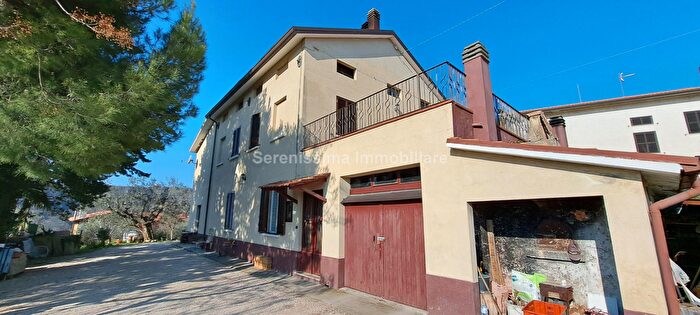 Casa con 9 locali in vendita in Mombaroccio