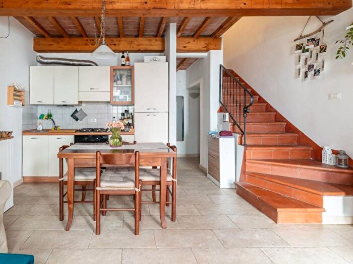 Casa bilocale in affitto in Via Dante Alighieri, Limite, Capraia e Limite