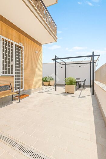 Appartamento trilocale in vendita in Via Enrico Bondi, Roma