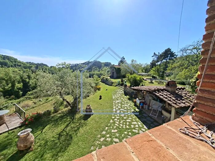 Casa con 5 locali in vendita in Camaiore