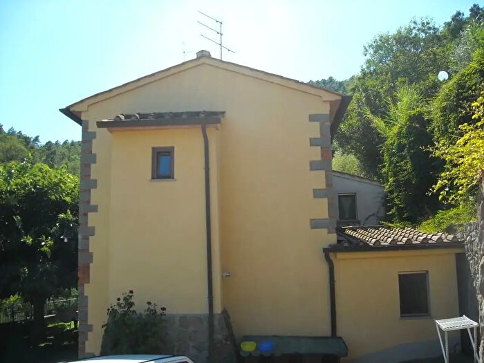 Casa con 12 locali in vendita in Lamporecchio