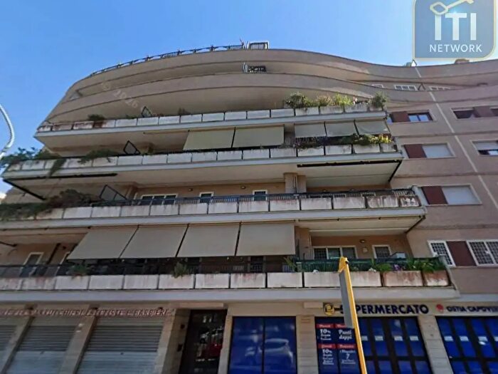Appartamento trilocale in vendita in Via Isole del Capo Verde, Roma