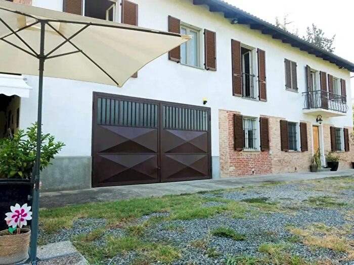Casa con 7 locali in vendita in Mombercelli